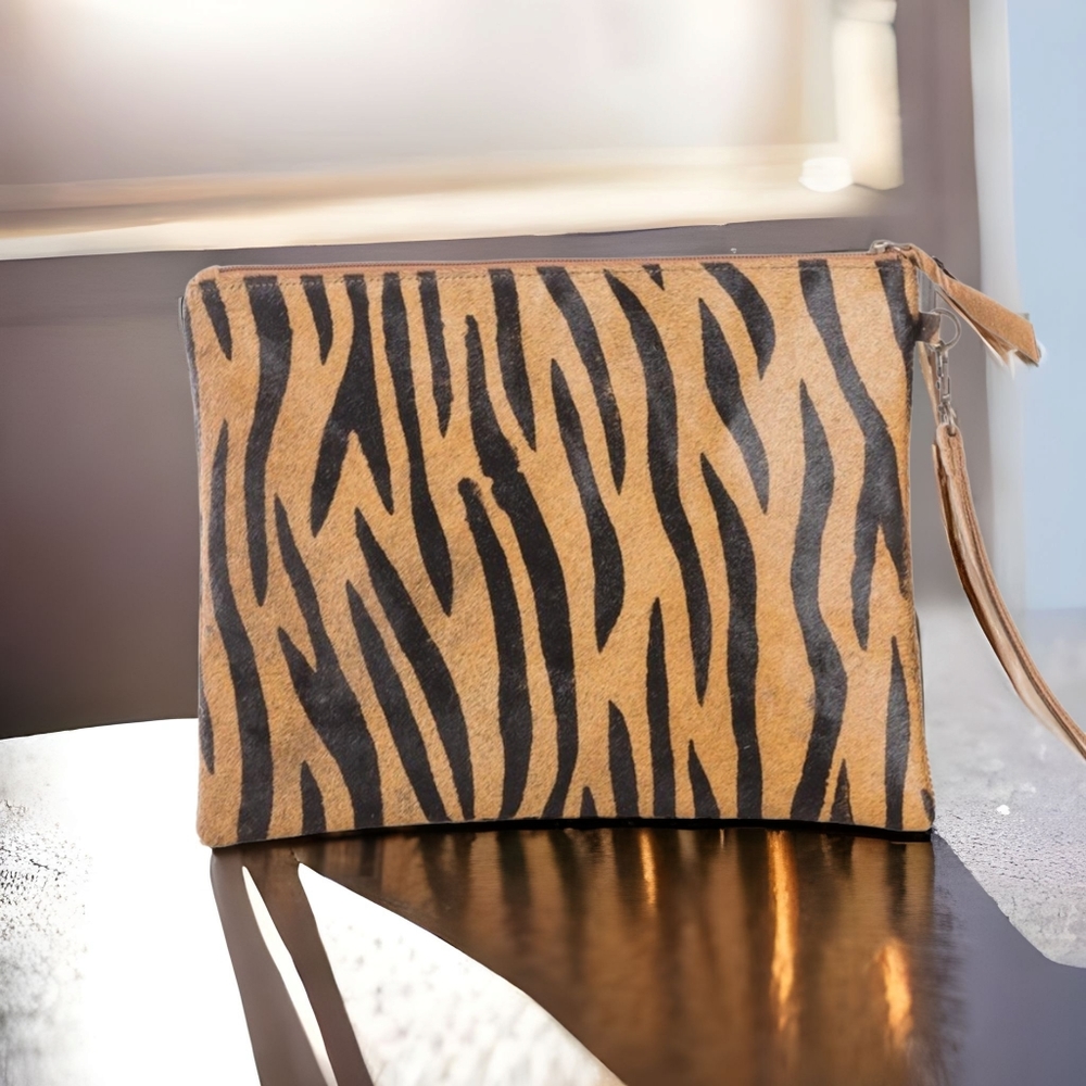 ⚜️⚜️ Brown zebra pattern on leather clutch ⚜️⚜️